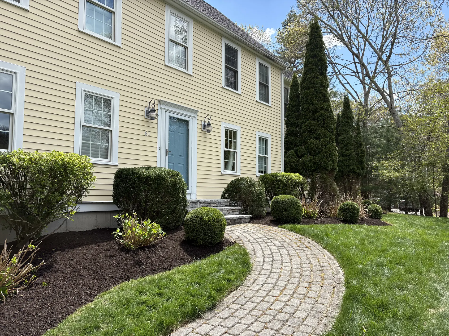Cobblestone walkway and garden beds by Vincenti Landscaping